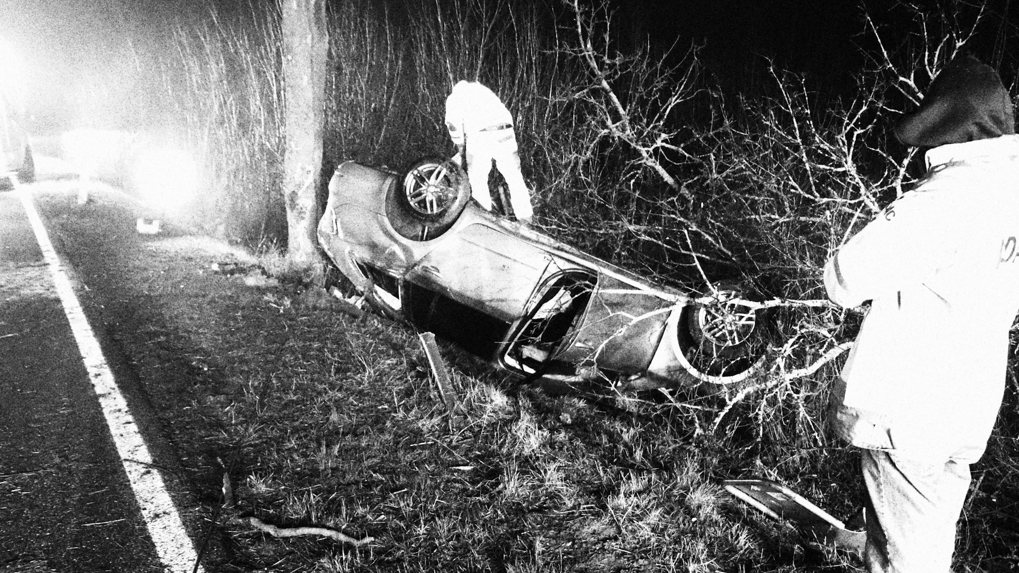 Das Auto wurde bei dem Unfall auf der L33 bei Erftstadt am Sonntagmorgen (8. Januar) komplett zerstört.