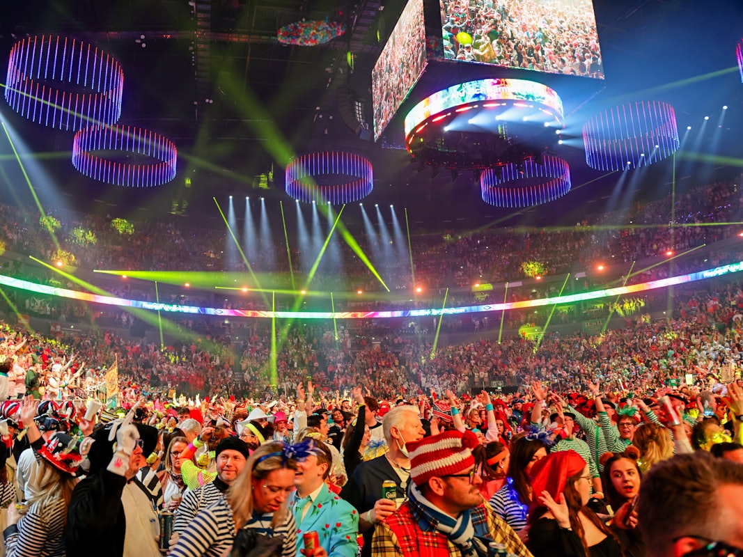 Blick in die ausverkaufte Lanxess-Arena bei der Lachenden Kölnarena.