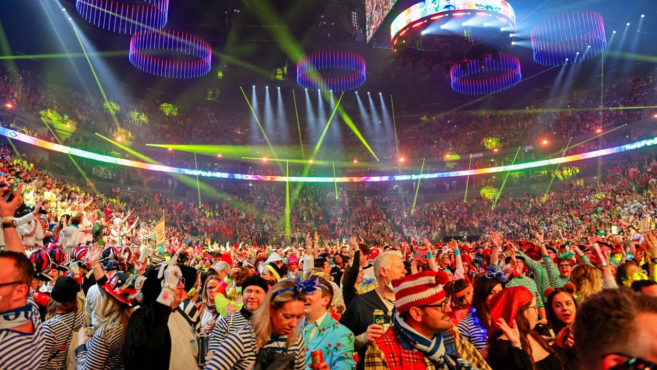 Blick in die ausverkaufte Lanxess-Arena bei der Lachenden Kölnarena.