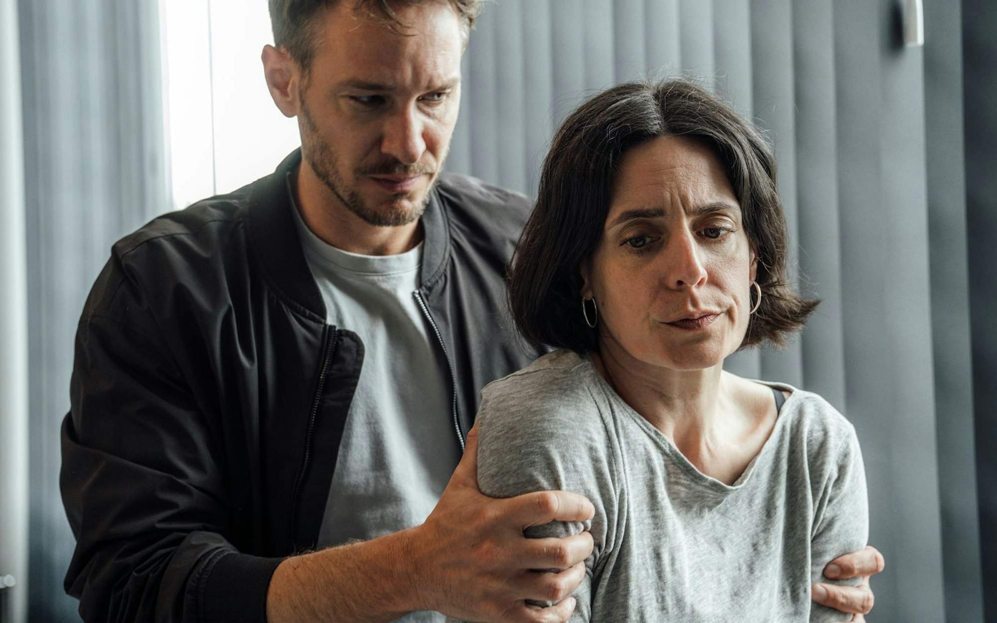 „Tatort: Das Böse in Dir“ konfrontierte Kommissarin Esther Baumann (Brigitte Urhausen) mit ihrer Vergangenheit. Kommissar Leo Hölzer (Vladimir Burlakov) stand ihr, so gut es ging, bei. (Bild: SR/Manuela Meyer)