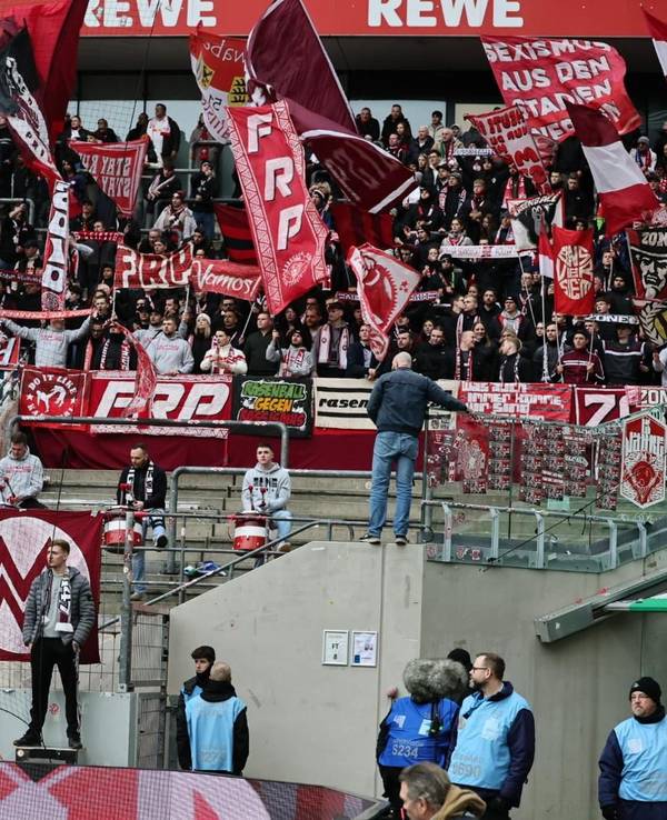 Gästeblock beim Spiel 1. FC Köln – RB Leipzig: drei Trommler aus Leipzig standen im halbleeren Bereich vor den anderen mitgereisten Fans.