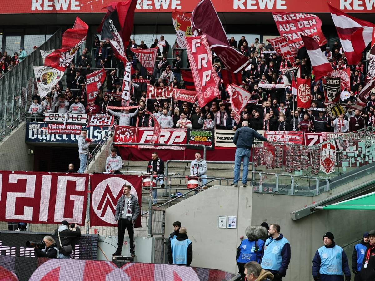 Gästeblock beim Spiel 1. FC Köln – RB Leipzig: drei Trommler aus Leipzig standen im halbleeren Bereich vor den anderen mitgereisten Fans.