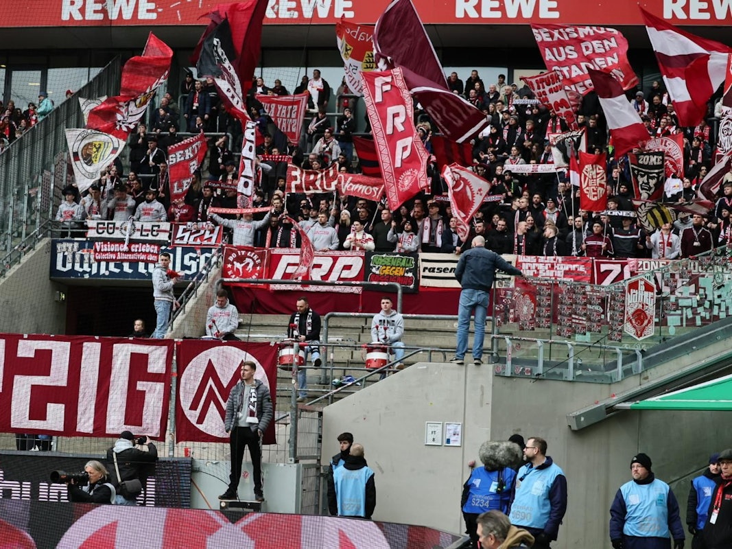 Gästeblock beim Spiel 1. FC Köln – RB Leipzig: drei Trommler aus Leipzig standen im halbleeren Bereich vor den anderen mitgereisten Fans.