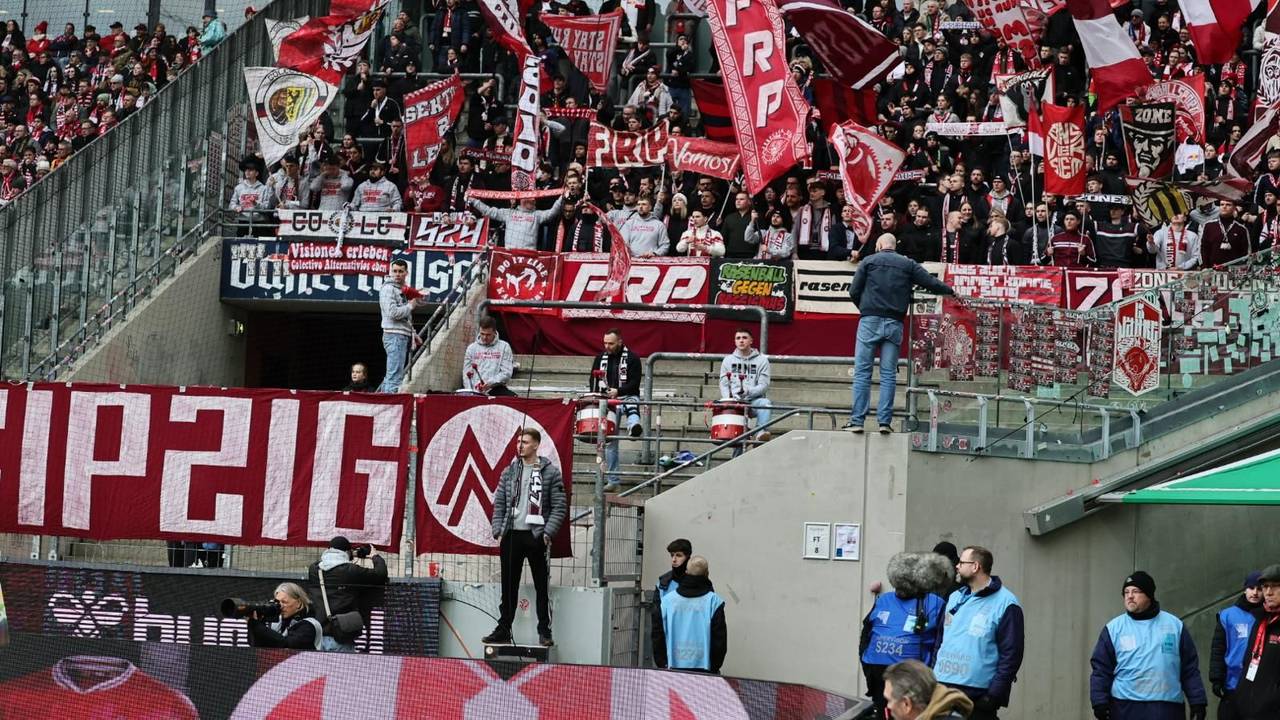 Gästeblock beim Spiel 1. FC Köln – RB Leipzig: drei Trommler aus Leipzig standen im halbleeren Bereich vor den anderen mitgereisten Fans.