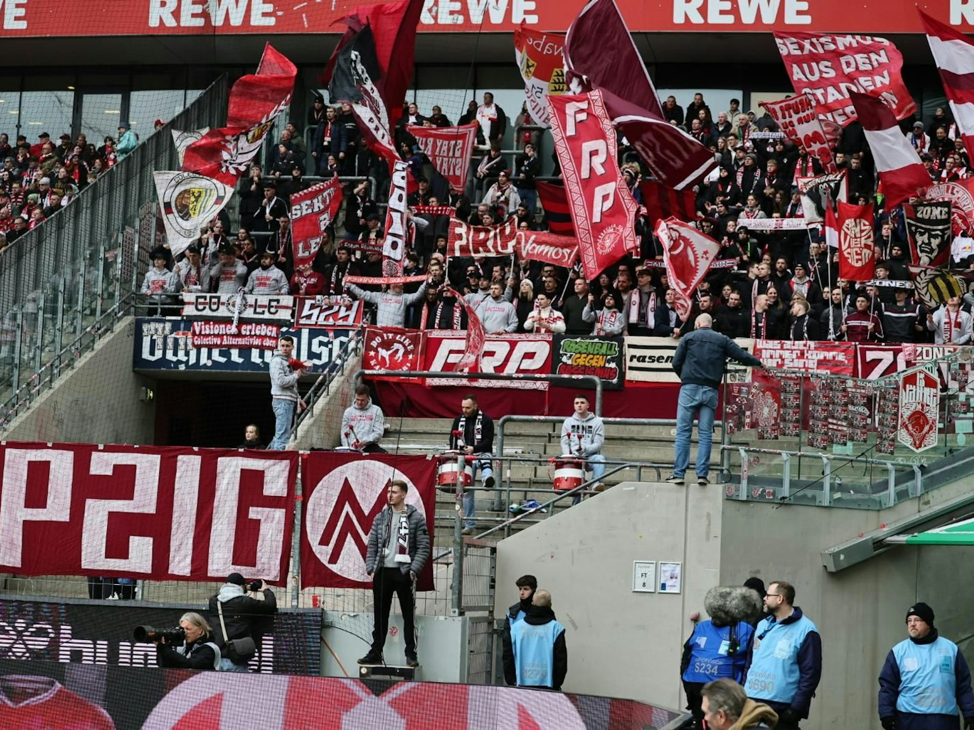 Gästeblock beim Spiel 1. FC Köln – RB Leipzig: drei Trommler aus Leipzig standen im halbleeren Bereich vor den anderen mitgereisten Fans.