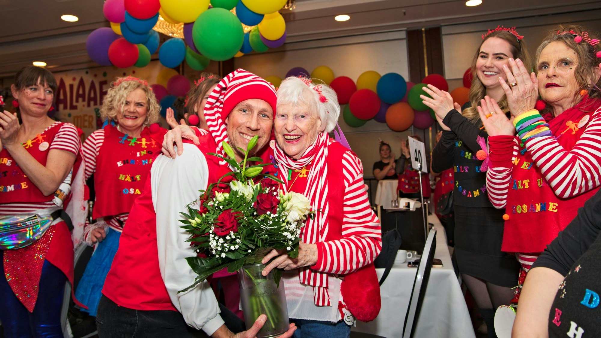 Dominik Müller überreicht Blumen an Maria Agnes Gross.