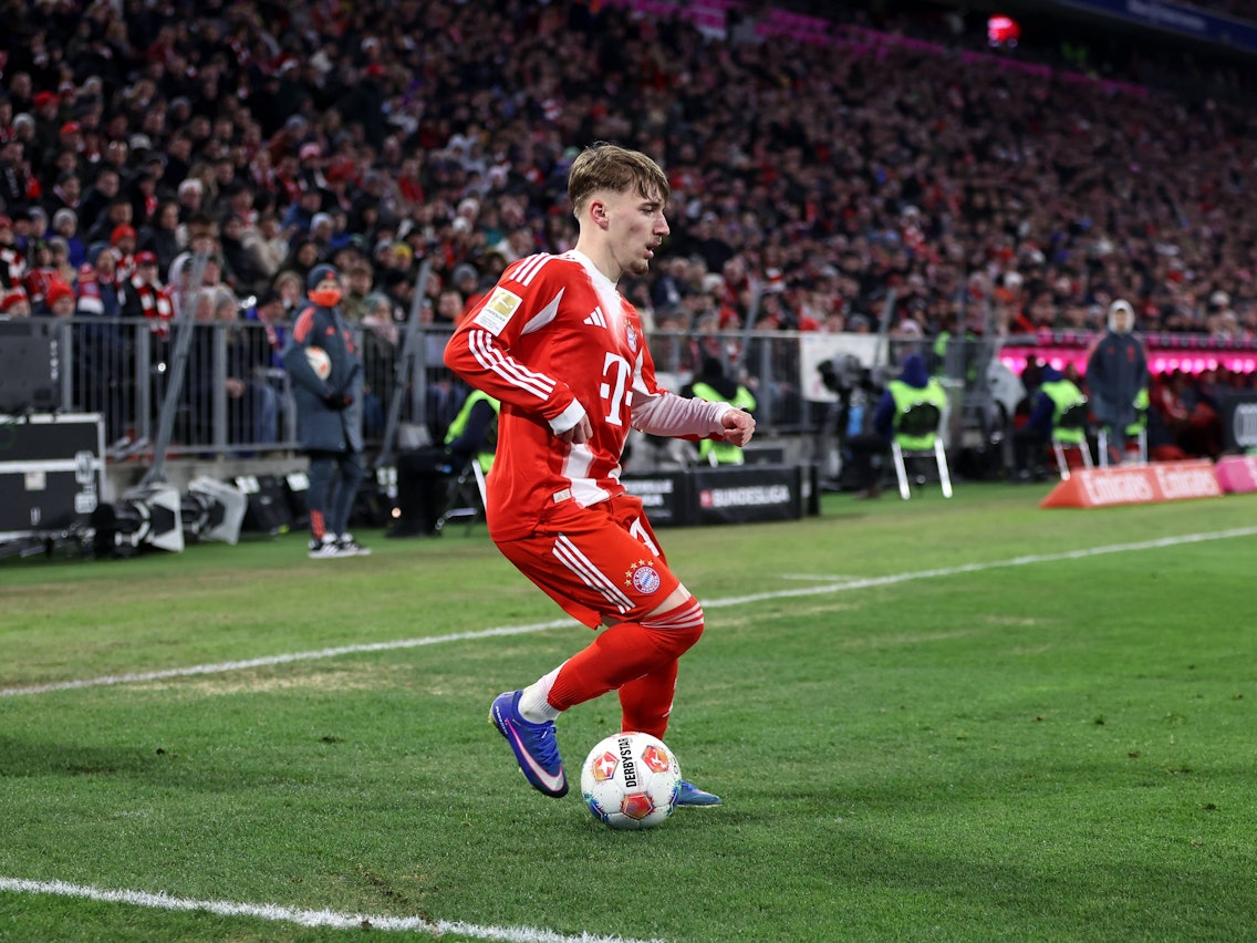 Lennart Karl mit dem Ball am Fuß.