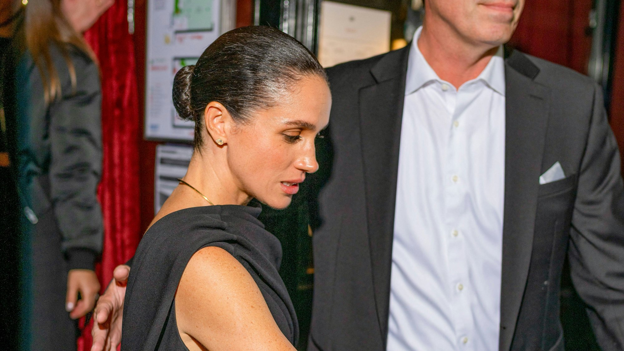 Meghan Markle und ein Mann in Abendkleidung