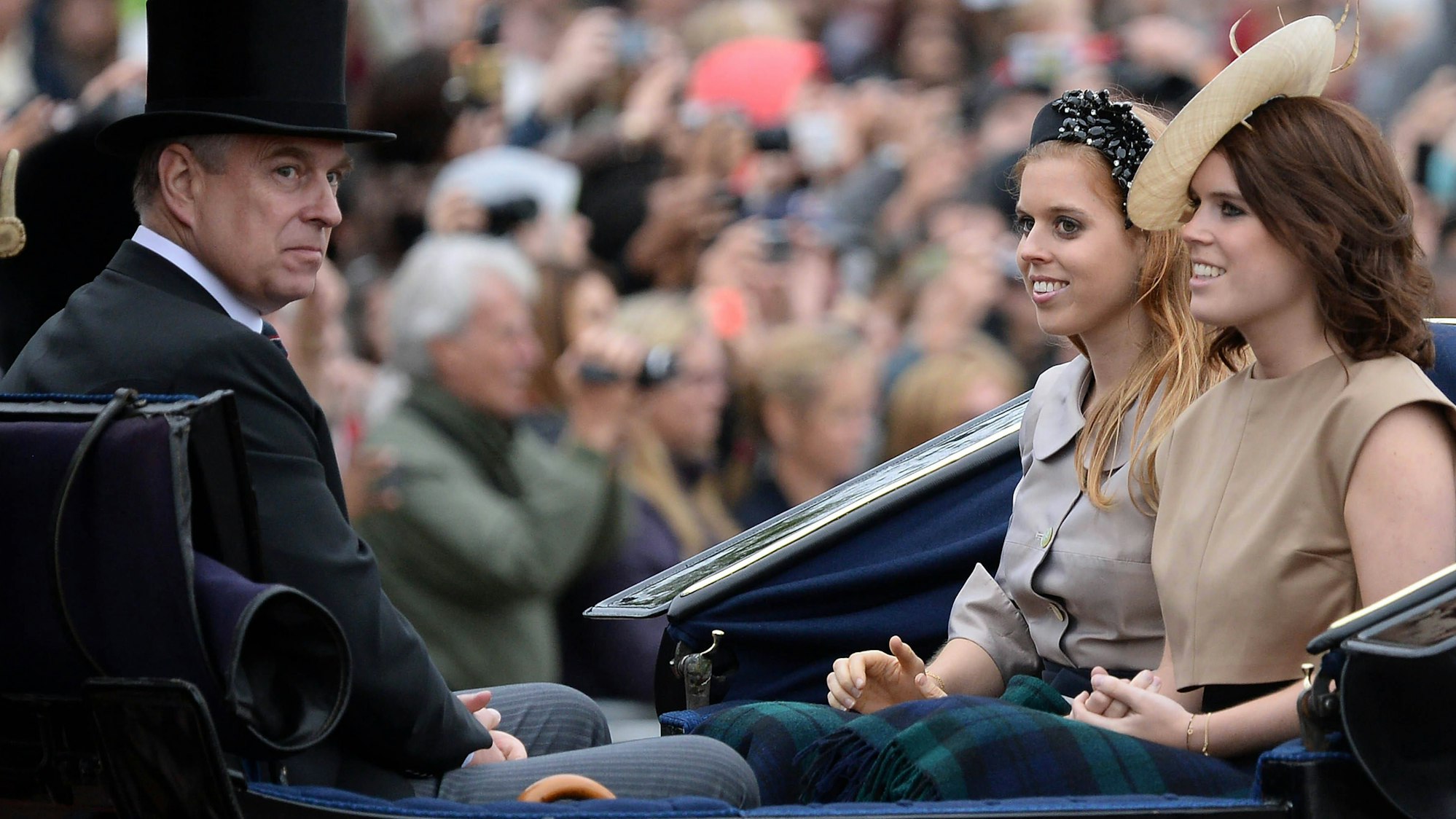 Prinz Andrew, Prinzessin Beatrice und Prinzessin Eugenie in einer Kutsche.