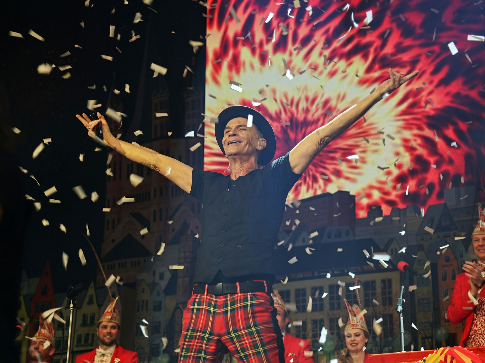 Peter Brings steht auf der Bühne.