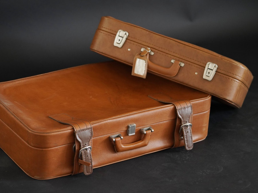 Braune Koffer mit Verschlüssen und Griffen