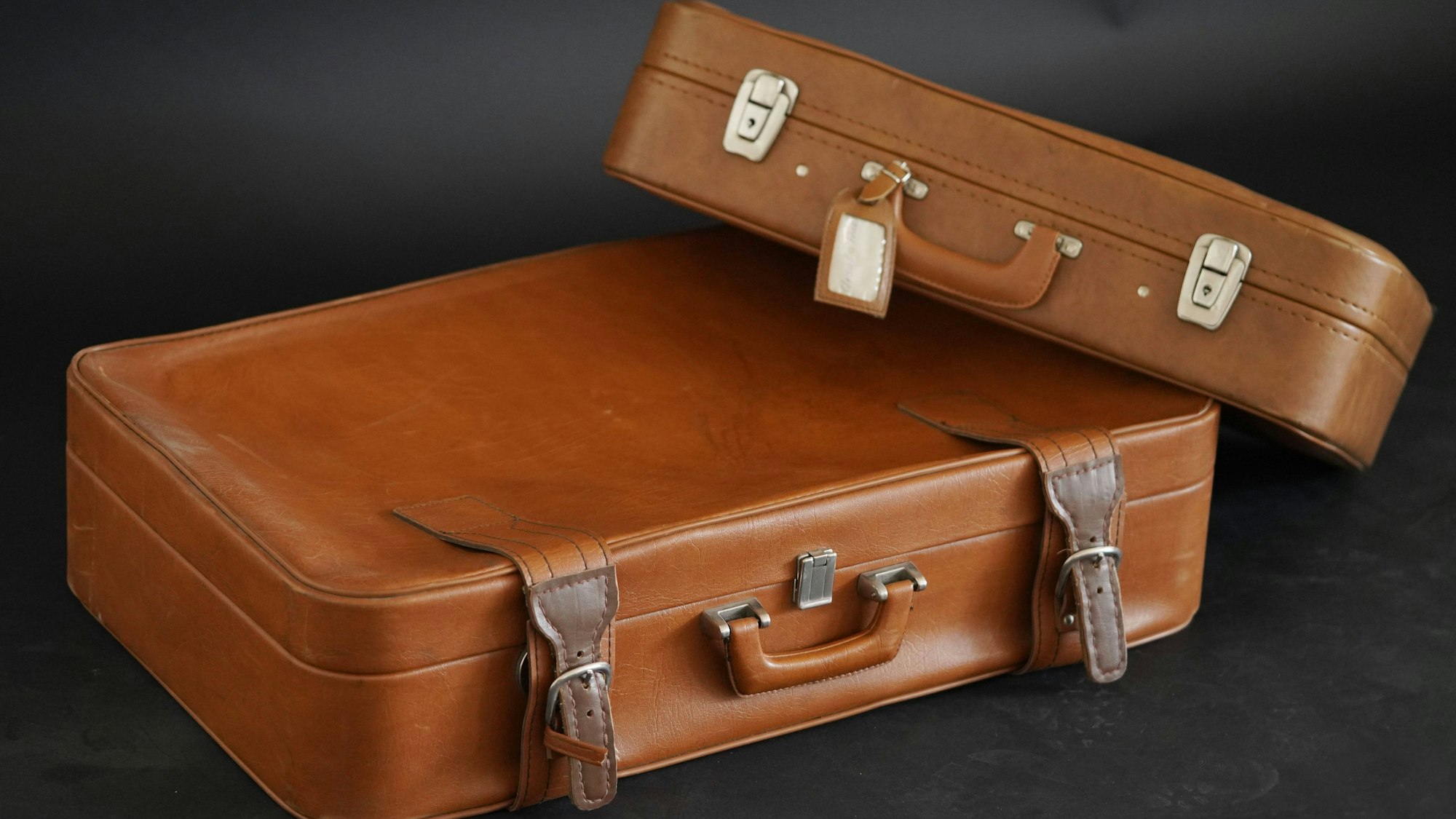 Braune Koffer mit Verschlüssen und Griffen