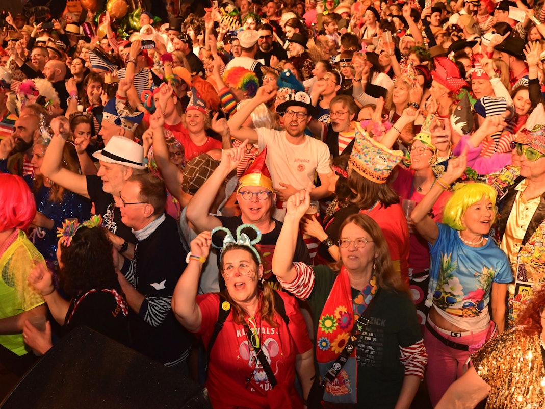 Das Publikum in der Live Music Hall feiert bei „Loss mer singe“.
