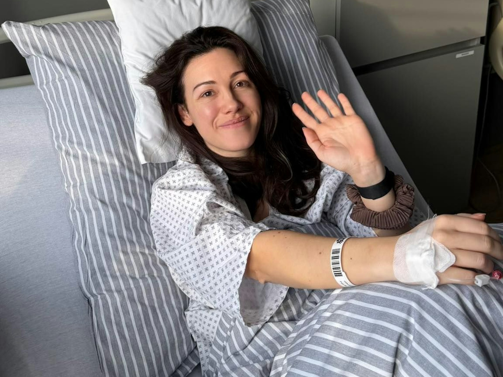 Sabi Offergeld liegt im Krankenbett nach ihrer OP.