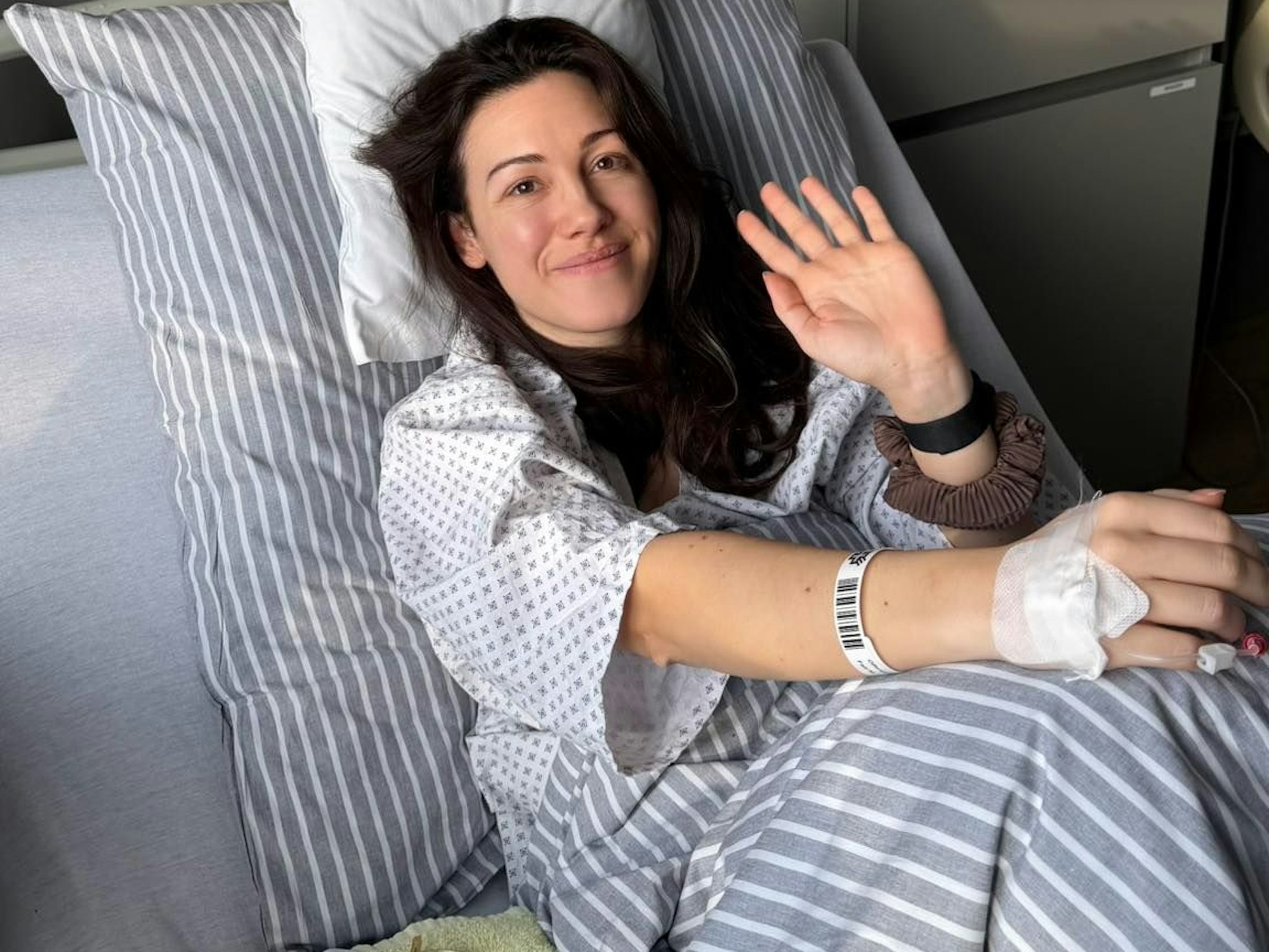 Sabi Offergeld liegt im Krankenbett nach ihrer OP.