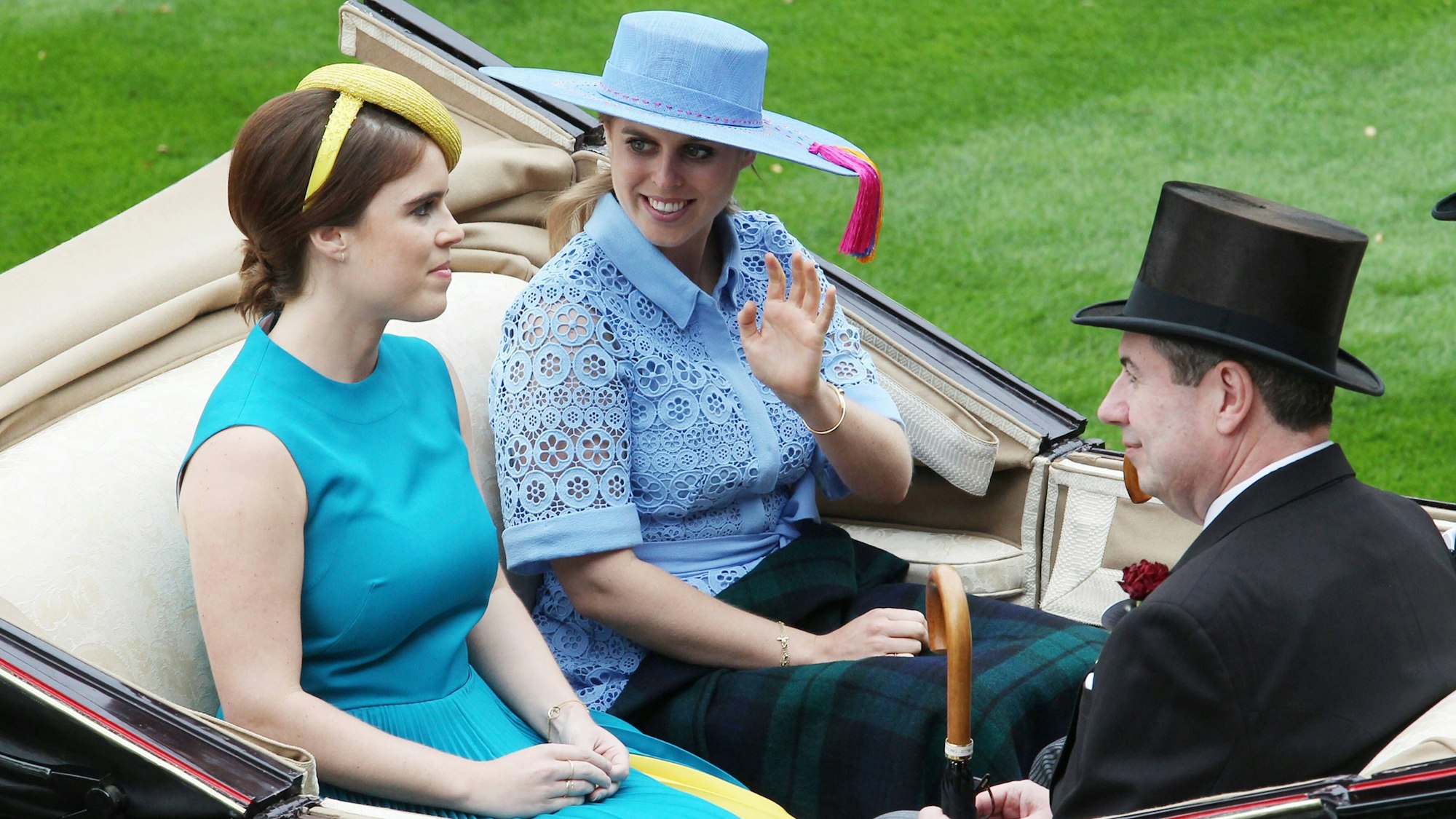Prinzessin Beatrice & Prinzessin Eugenie und Mann im Wagen.