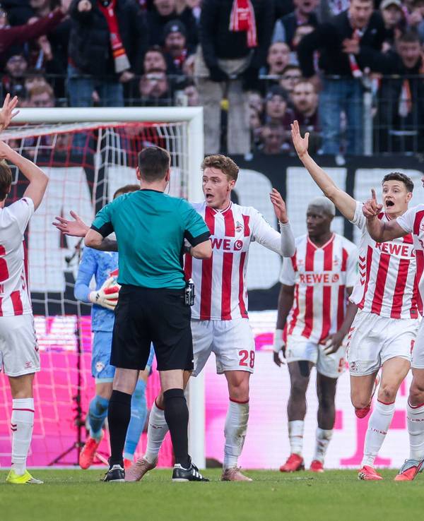 Die Kölner Spieler reklamieren ein Handspiel von Christoph Baumgartner (RB Leipzig). Schiedsrichter Frank Willenborg aus Osnabrück entschied später aber auf Abseits zu Ungunsten des FC.