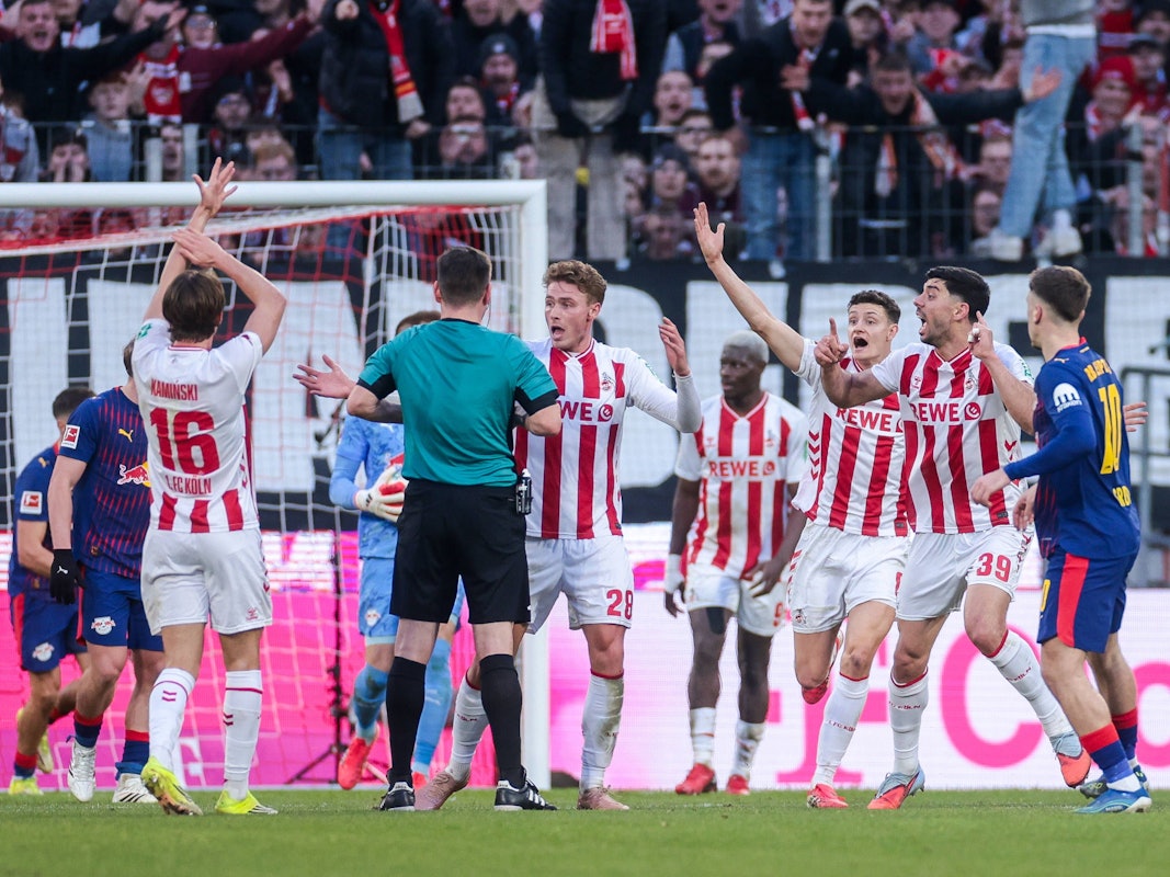 Die Kölner Spieler reklamieren ein Handspiel von Christoph Baumgartner (RB Leipzig). Schiedsrichter Frank Willenborg aus Osnabrück entschied später aber auf Abseits zu Ungunsten des FC.