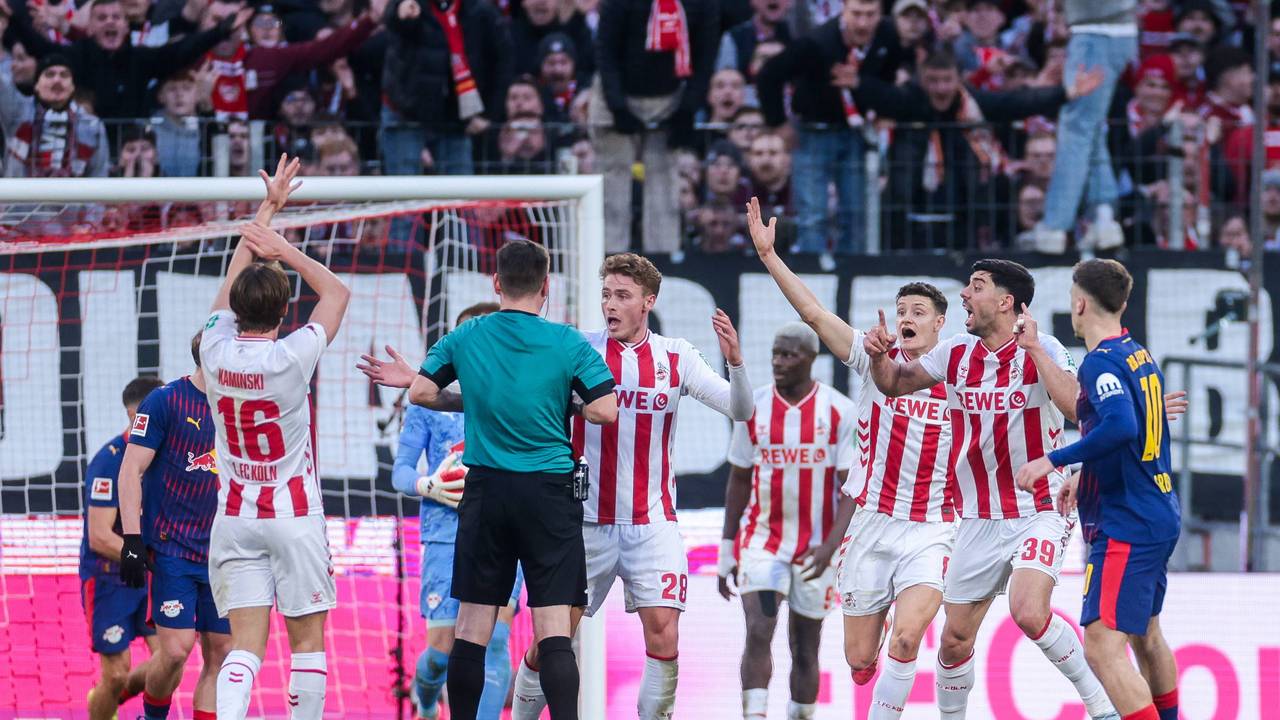 Die Kölner Spieler reklamieren ein Handspiel von Christoph Baumgartner (RB Leipzig). Schiedsrichter Frank Willenborg aus Osnabrück entschied später aber auf Abseits zu Ungunsten des FC.