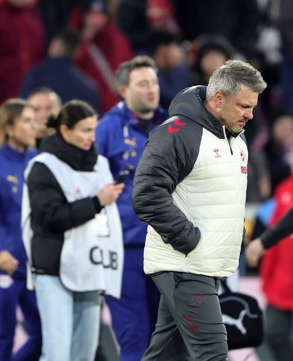 Lukas Kwasniok geht mit gesenktem Kopf nach dem Spiel über den Platz.