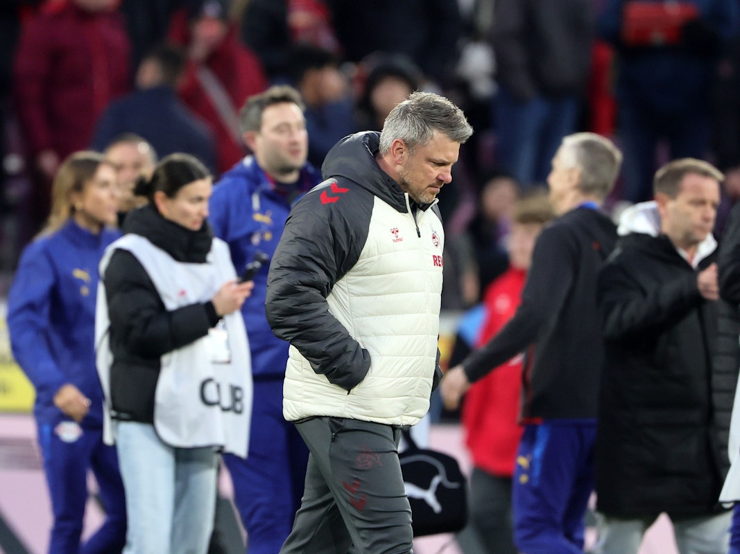 Lukas Kwasniok geht mit gesenktem Kopf nach dem Spiel über den Platz.