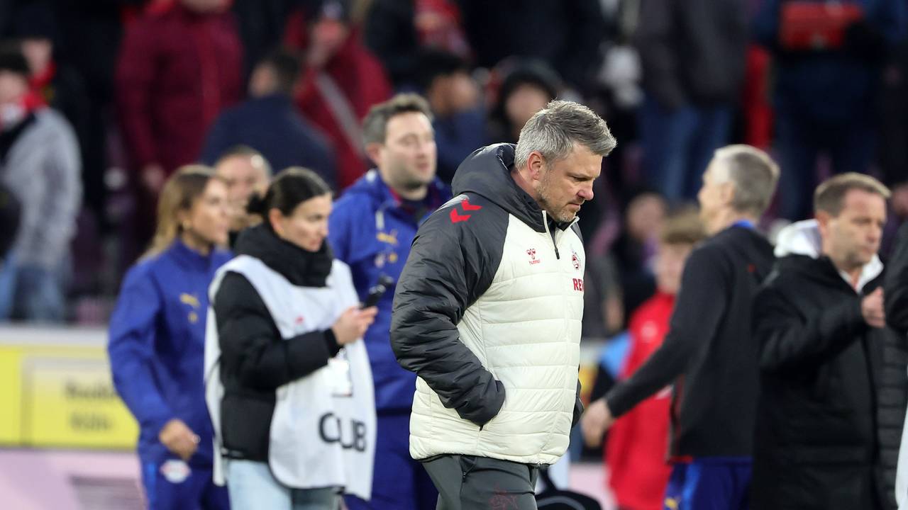 Lukas Kwasniok geht mit gesenktem Kopf nach dem Spiel über den Platz.