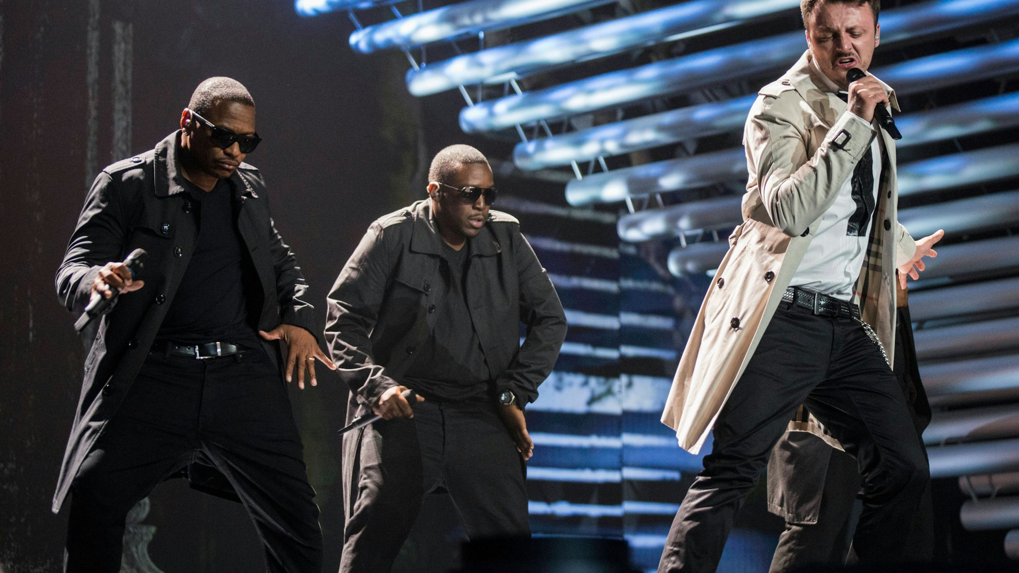 Daniel Kajmakoski und zwei Männer performen