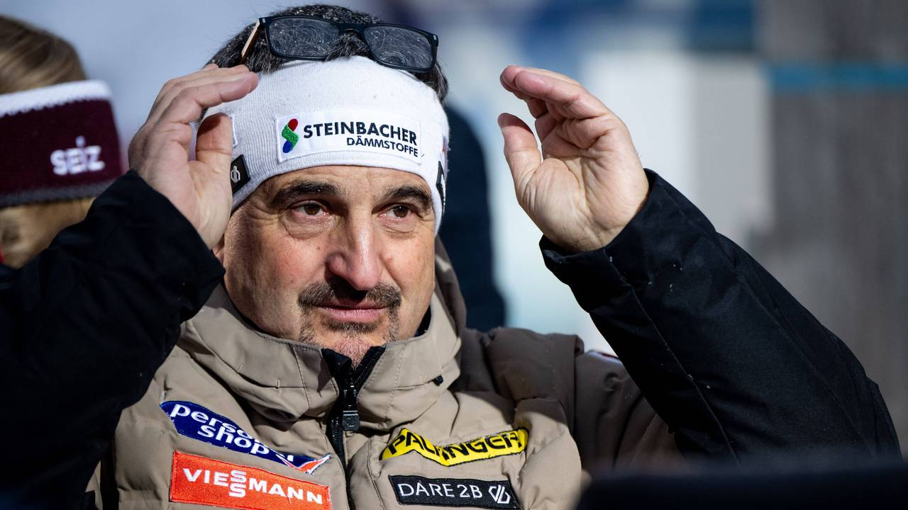 Georg Hackl am Rande eines Rodel-Wettbewerbs.