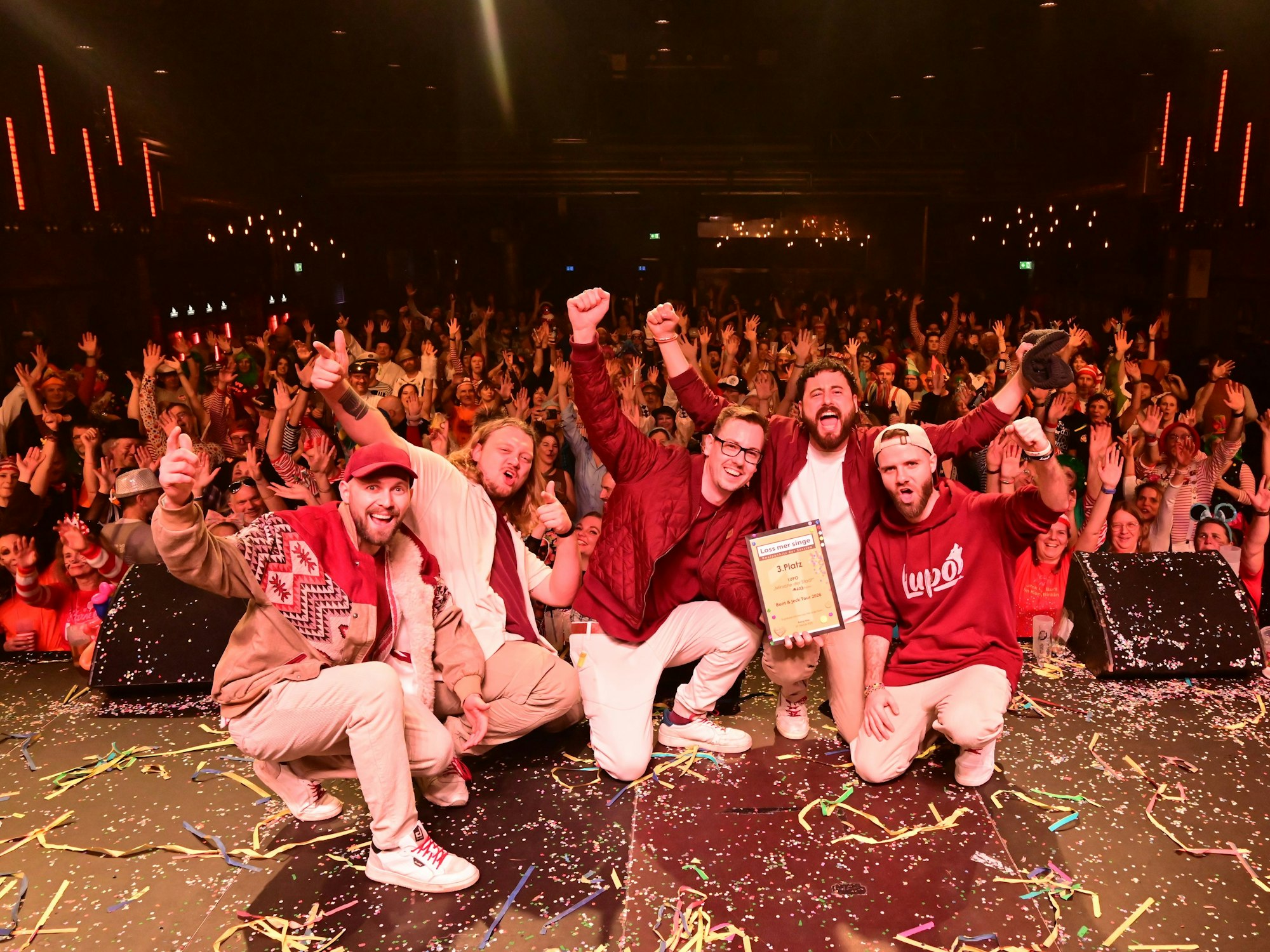 Die Band Lupo feiert auf der Bühne ihren dritten Platz.