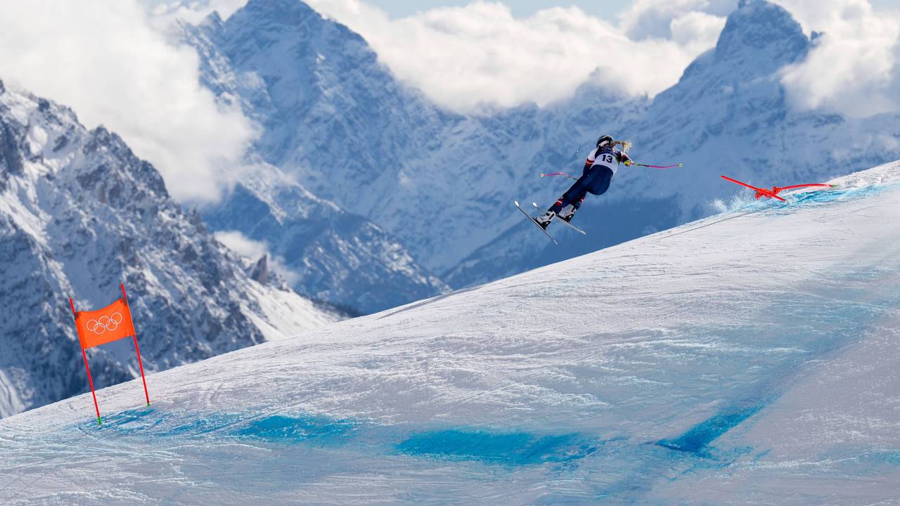 Lindsey Vonn bleibt mit einem Stock in der Fahne hängen.