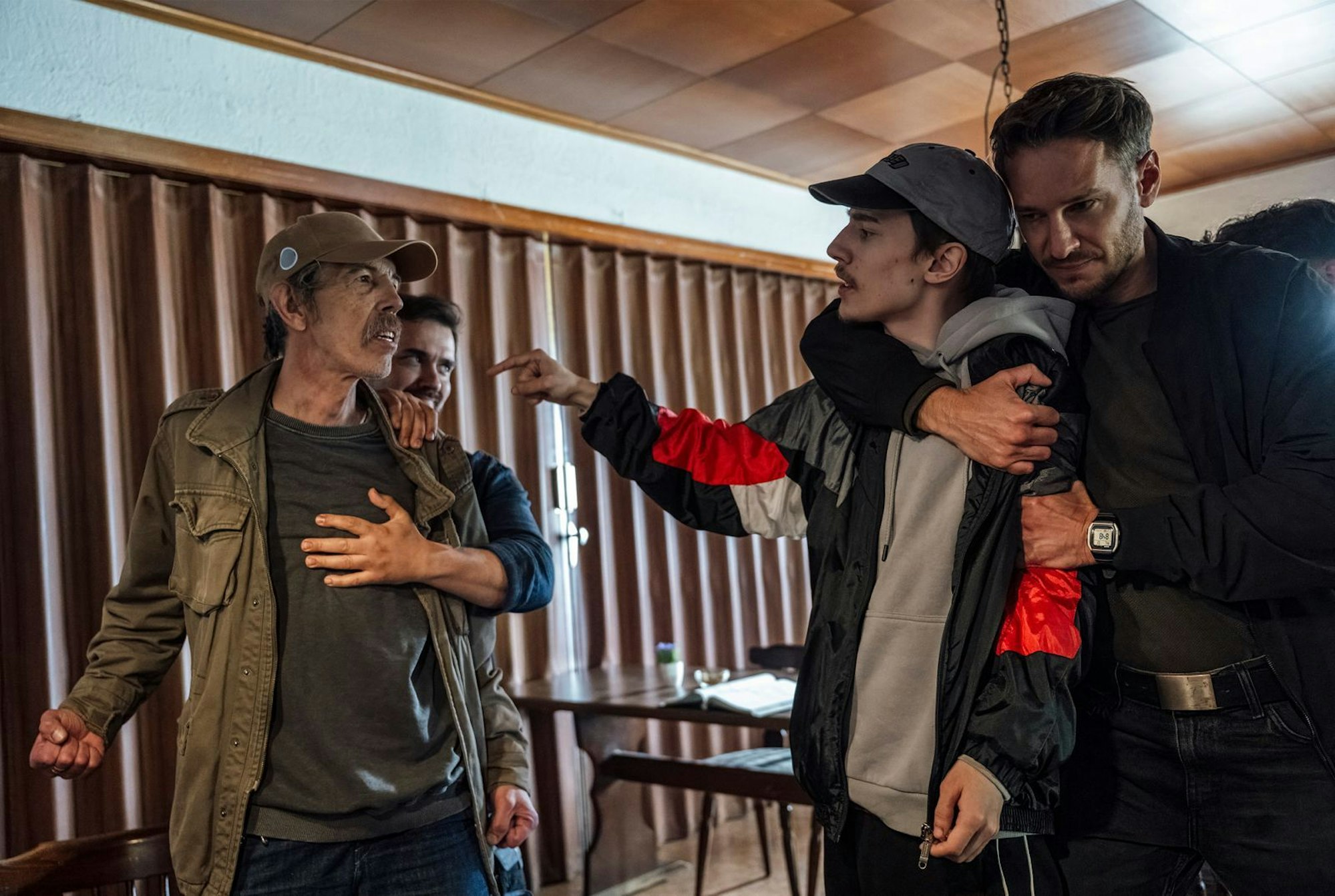 Hauptkommissar Leo Hölzer (Vladimir Burlakov, rechts) hatte große Mühe, Peter Feidt (Albert Lichtenstern, zweiter von rechts) und Jochen Louis (Gode Benedix) auseinanderzuhalten. (Bild: SR/Manuela Meyer)