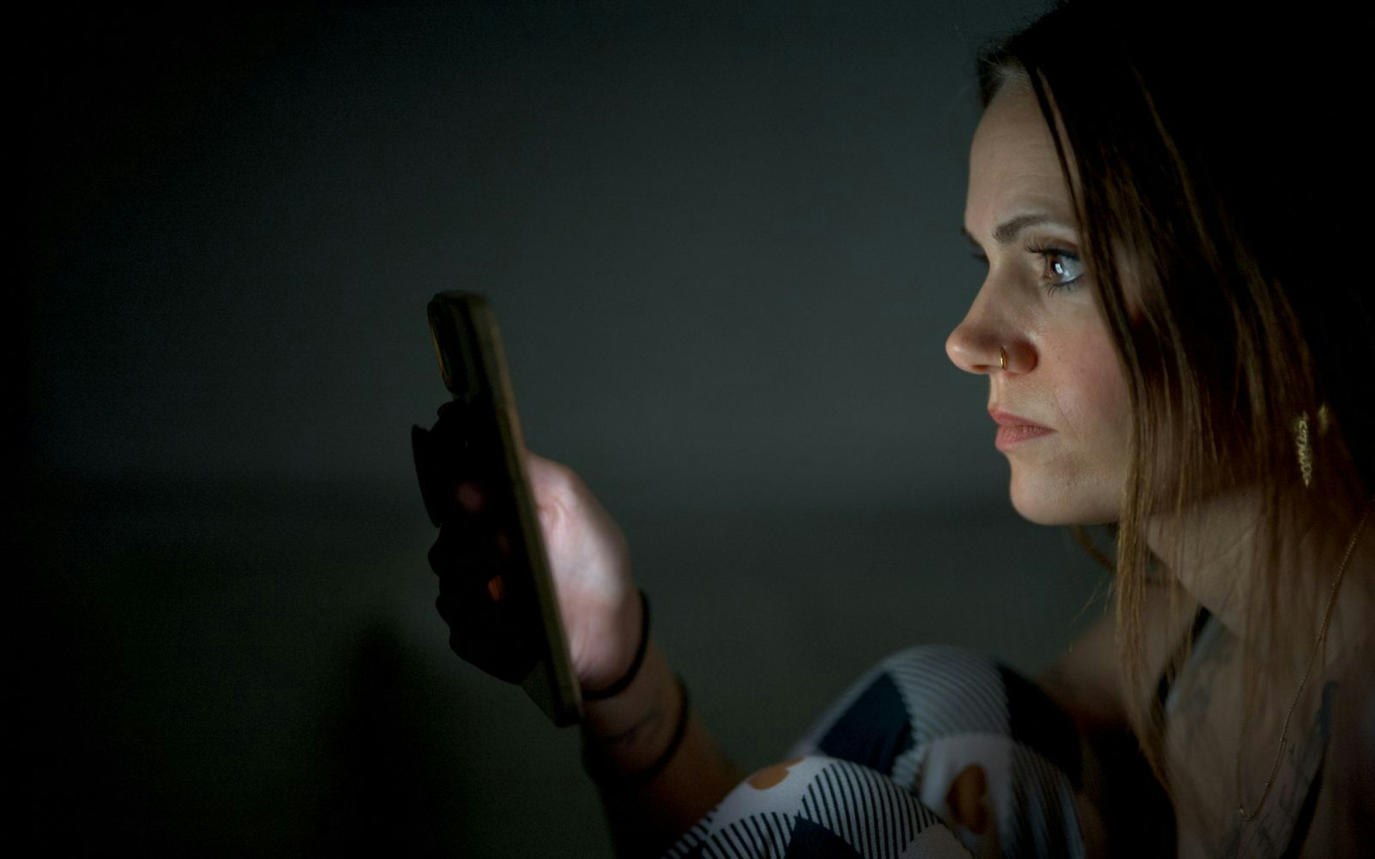 Madeleine (33) nutzt die KI, um ihre Ängste zu beruhigen. (Bild: ZDF/Markus Haist)