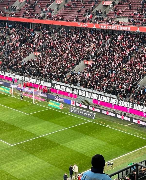 Die Fans des 1. FC Köln präsentierten am Sonntag (8. Februar 2026) ein Plakat gegen RB Leipzig.