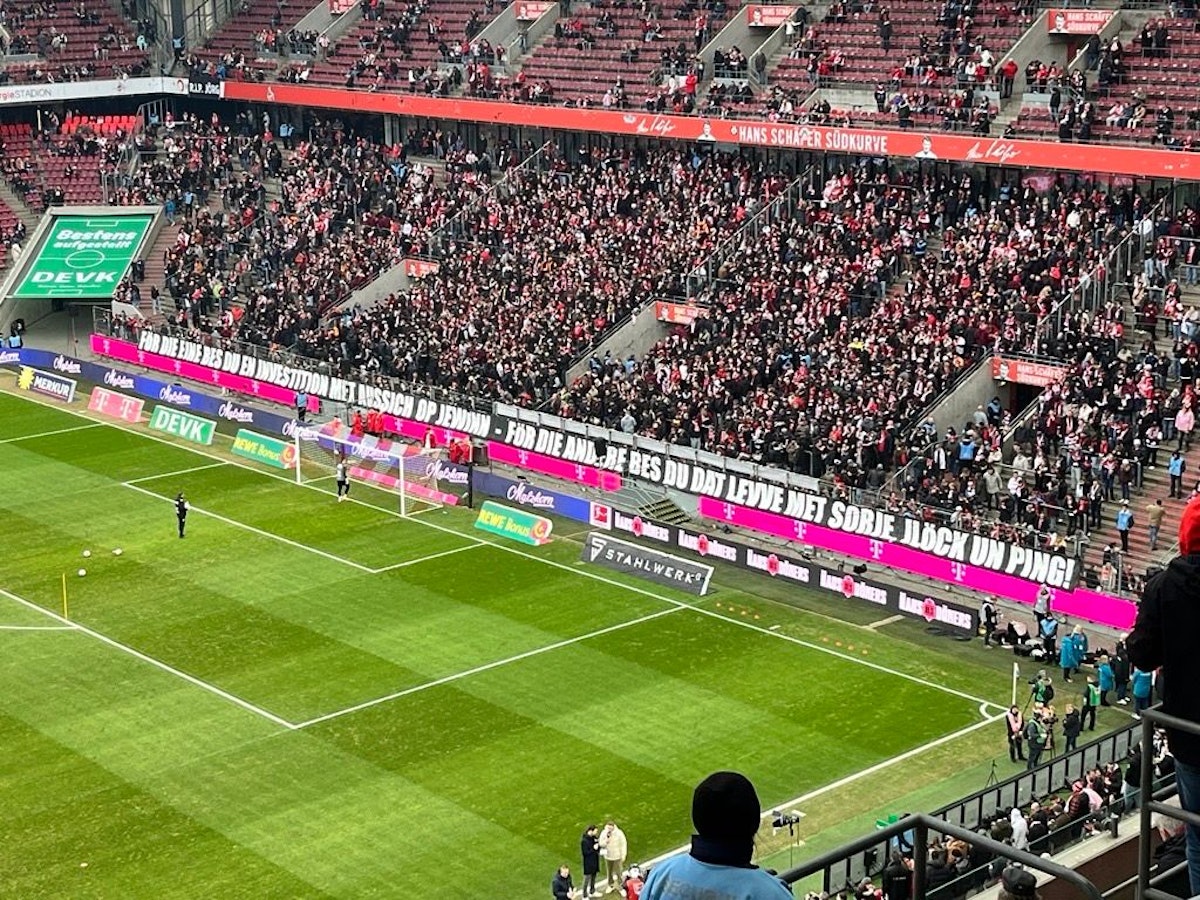 Die Fans des 1. FC Köln präsentierten am Sonntag (8. Februar 2026) ein Plakat gegen RB Leipzig.