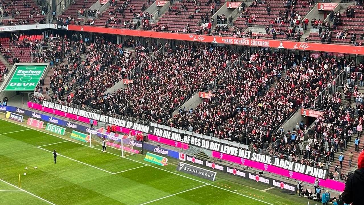 Die Fans des 1. FC Köln präsentierten am Sonntag (8. Februar 2026) ein Plakat gegen RB Leipzig.