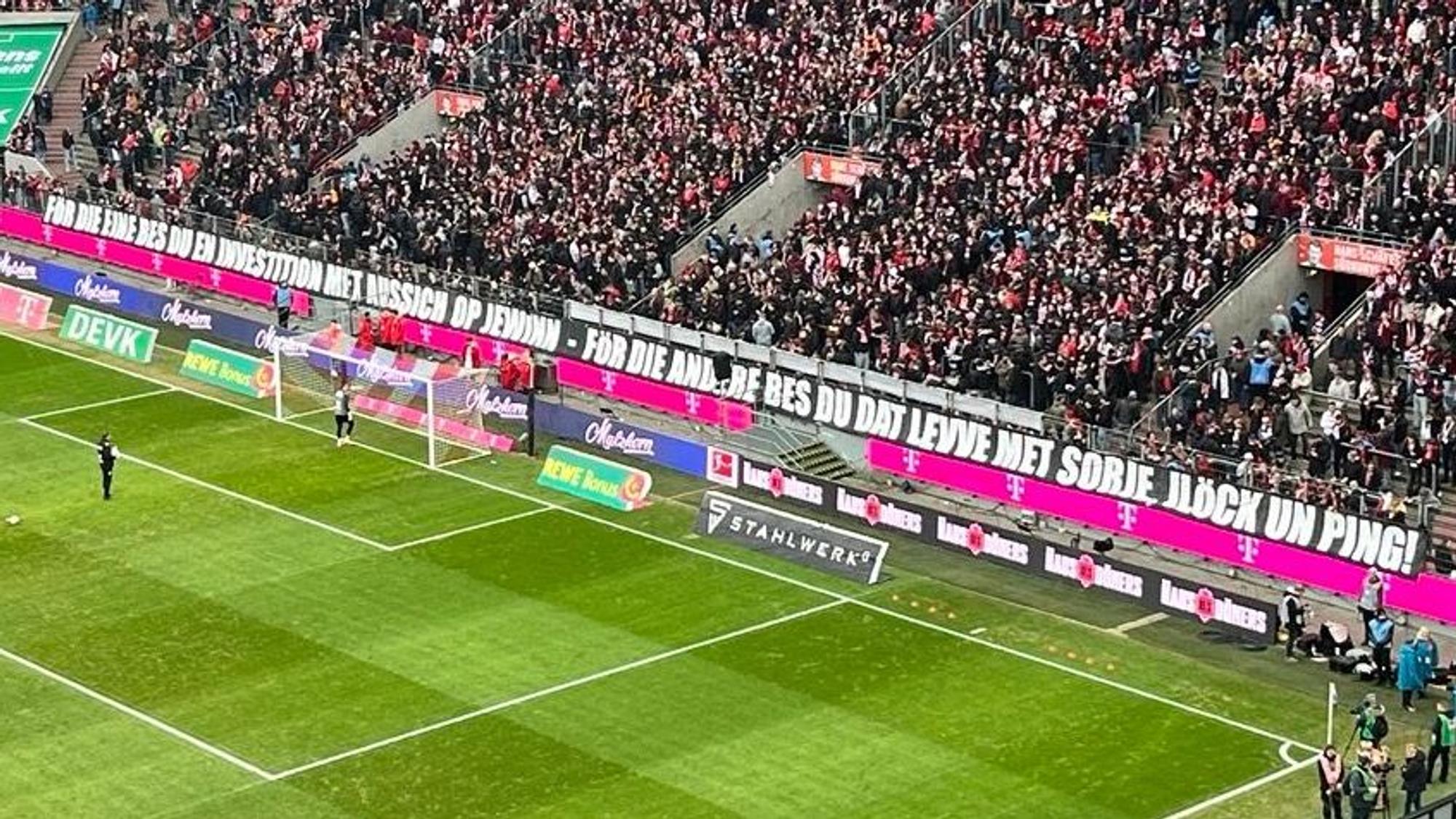 Die Fans des 1. FC Köln präsentierten am Sonntag (8. Februar 2026) ein Plakat gegen RB Leipzig.