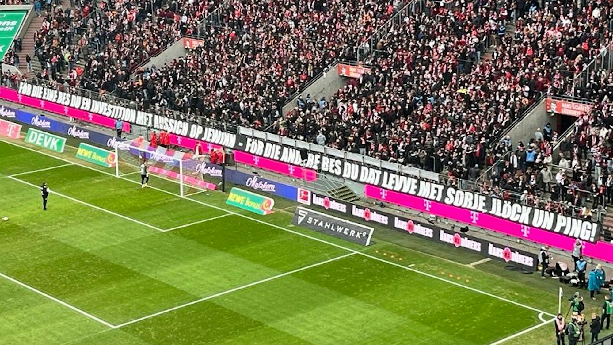 Die Fans des 1. FC Köln präsentierten am Sonntag (8. Februar 2026) ein Plakat gegen RB Leipzig.