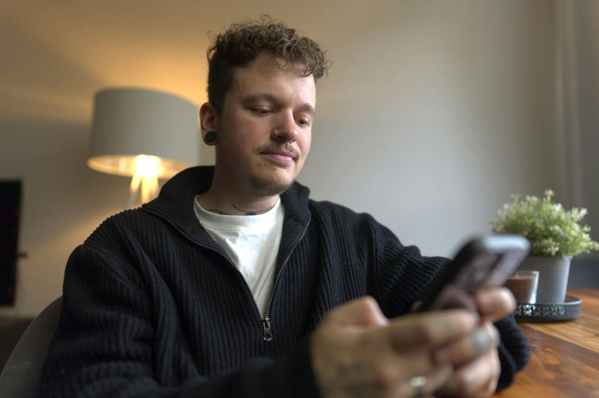 Liam (29) wartet auf einen Therapieplatz und überbrückt die Zeit mit der Unterstützung von KI. (Bild: ZDF/Markus Haist)