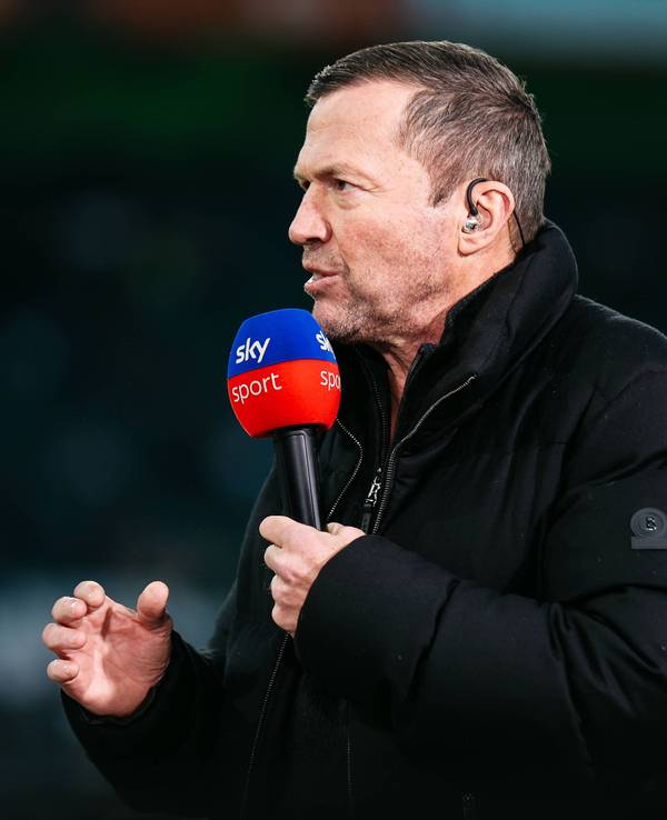 Lothar Matthäus mit Sky-Mikrofon beim Spiel zwischen Borussia Mönchengladbach und Bayer 04 Leverkusen.
