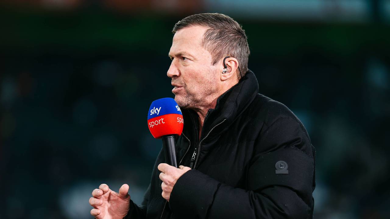 Lothar Matthäus mit Sky-Mikrofon beim Spiel zwischen Borussia Mönchengladbach und Bayer 04 Leverkusen.