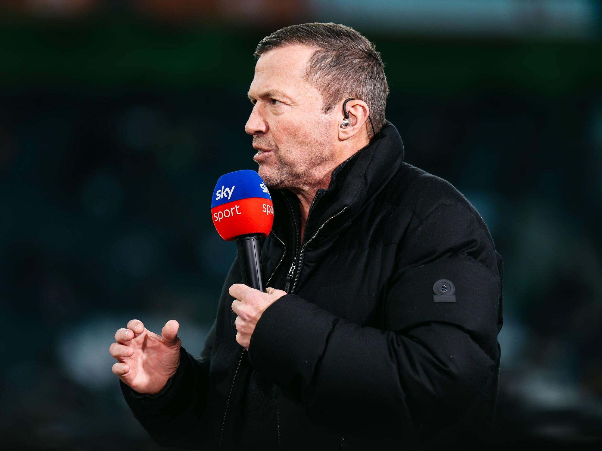 Lothar Matthäus spricht in ein Mikrofon von Sky.