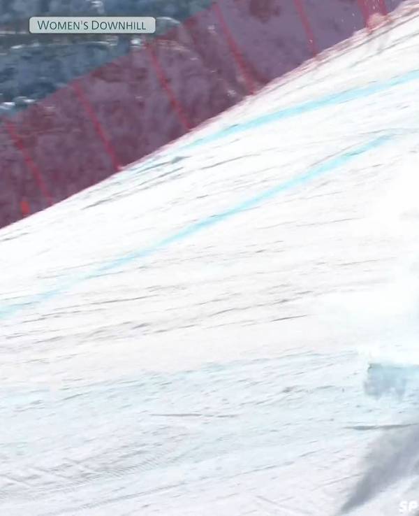Lindsey Vonn wirbelt nach ihrem Sturz bei Olympia Schnee auf.