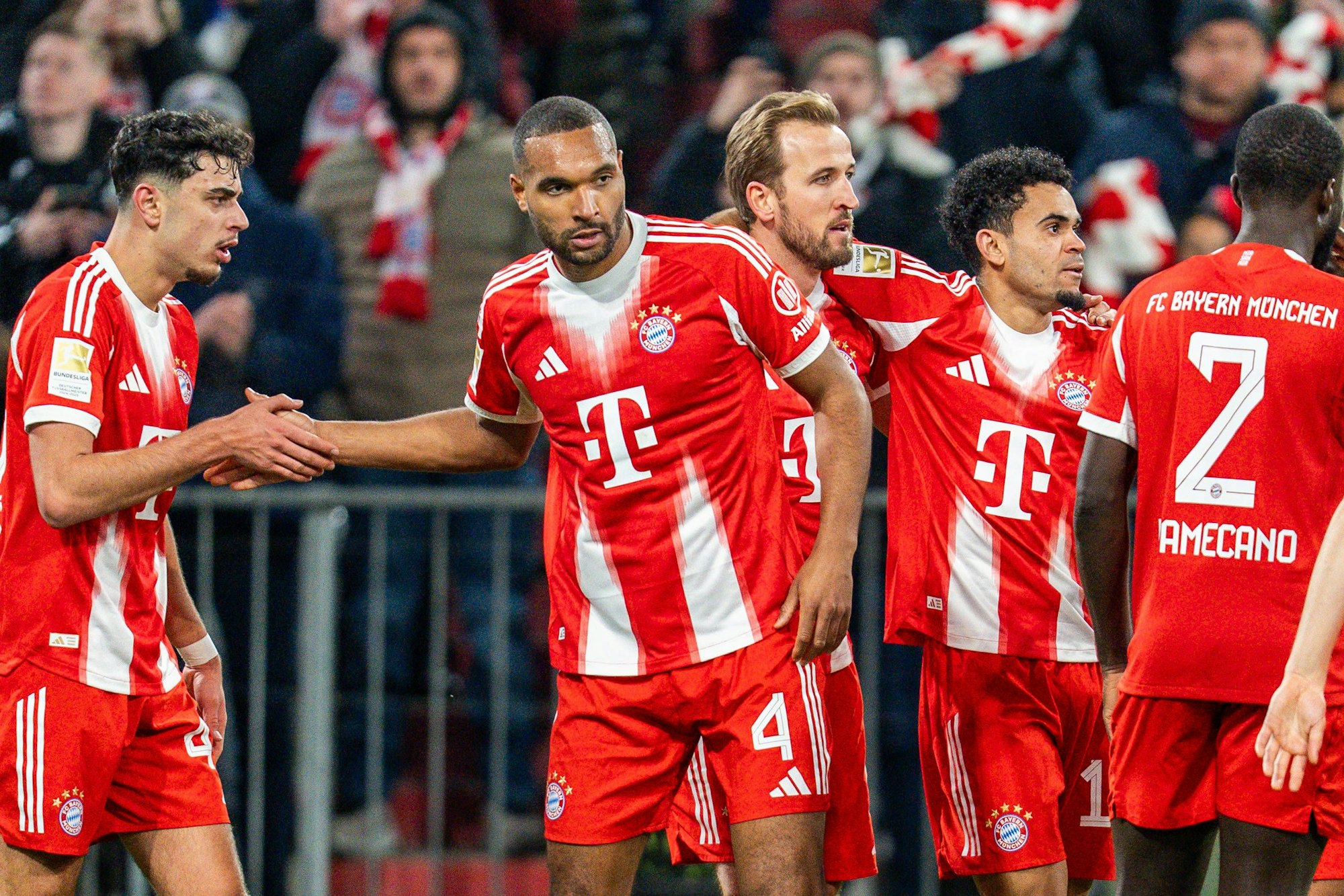 Die Bayern-Profis jubeln gegen die TSG Hoffenheim gemeinsam.