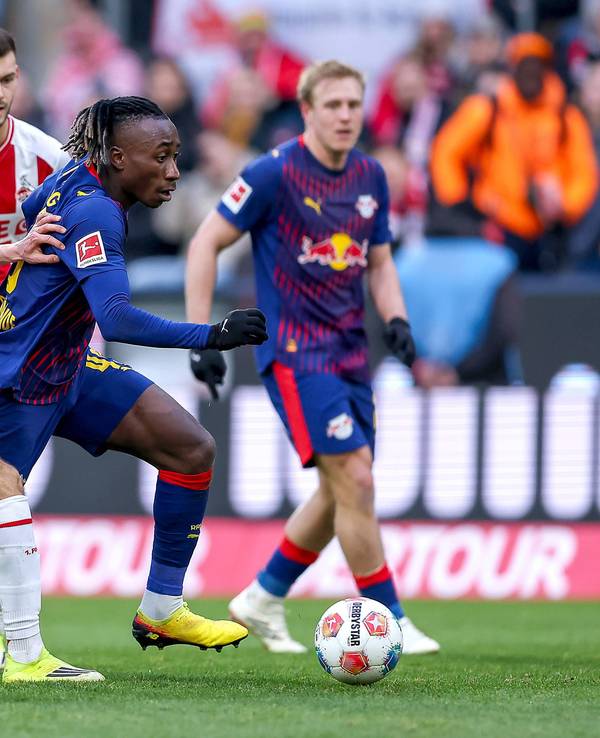 Yan Diomande (RB Leipzig) im Zweikampf gegen Jakub Kaminski (1. FC Köln).