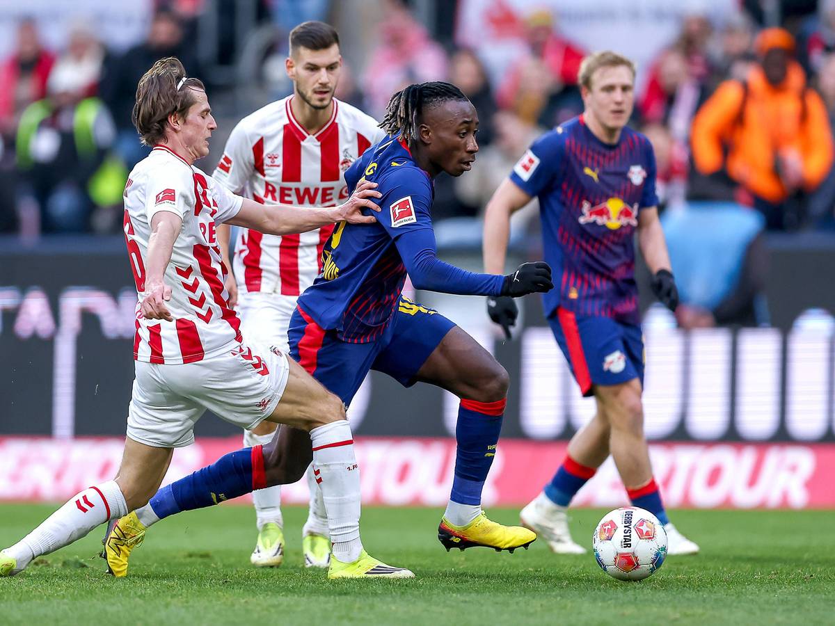 Yan Diomande (RB Leipzig) im Zweikampf gegen Jakub Kaminski (1. FC Köln).