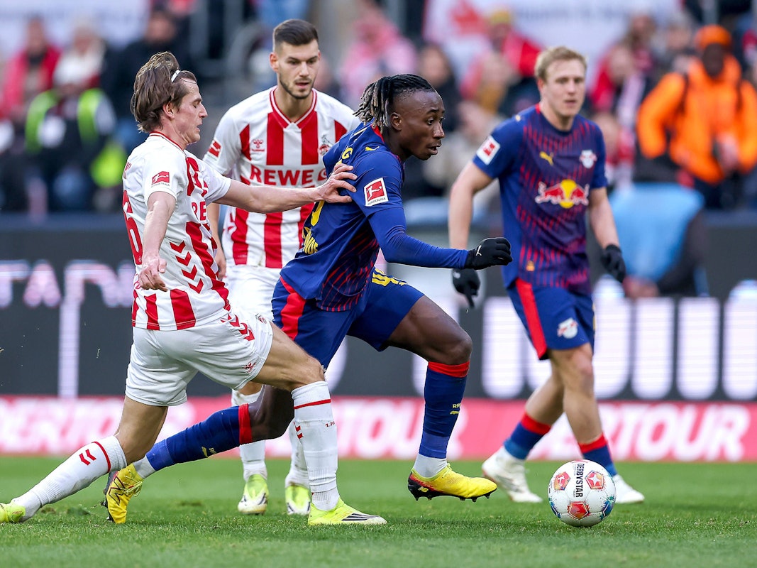 Yan Diomande (RB Leipzig) im Zweikampf gegen Jakub Kaminski (1. FC Köln).