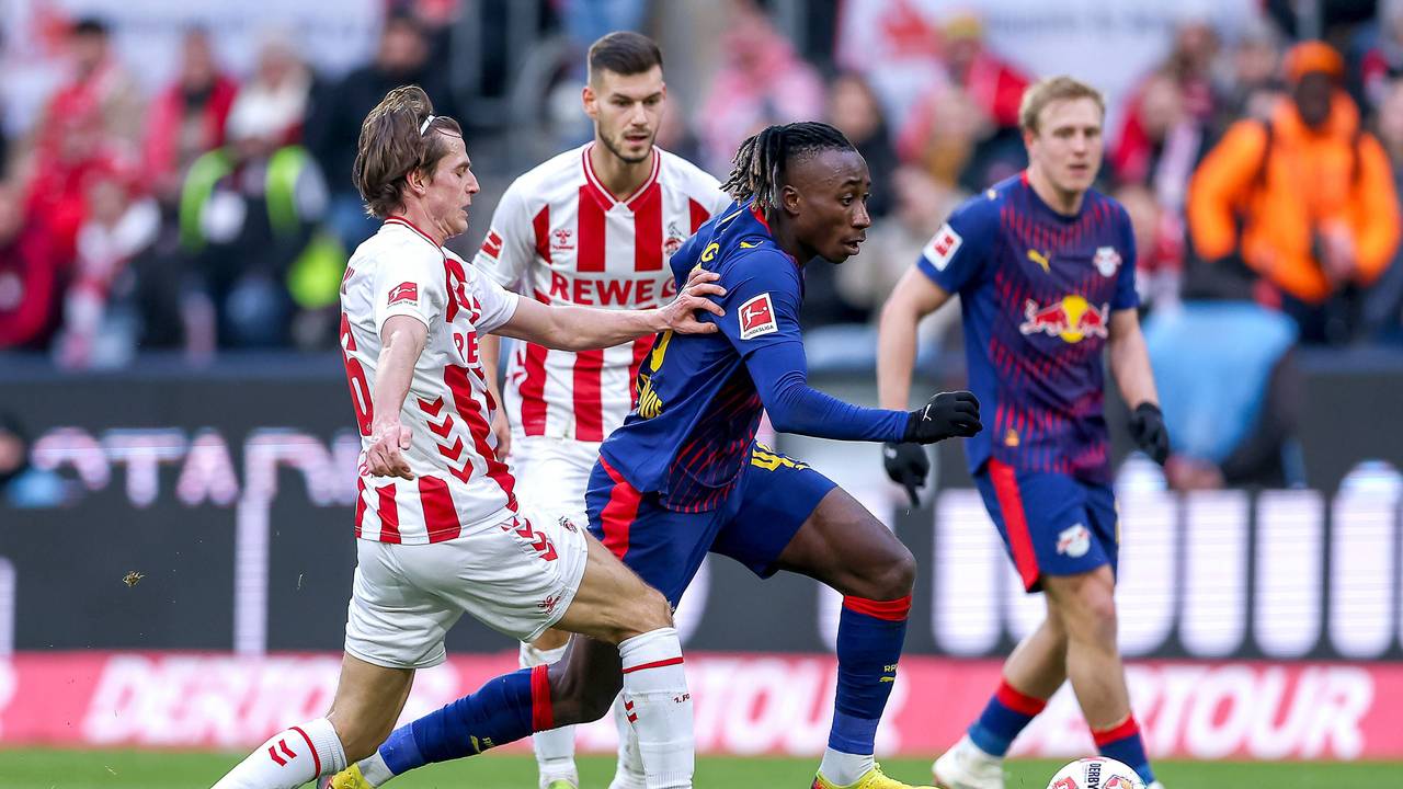 Yan Diomande (RB Leipzig) im Zweikampf gegen Jakub Kaminski (1. FC Köln).