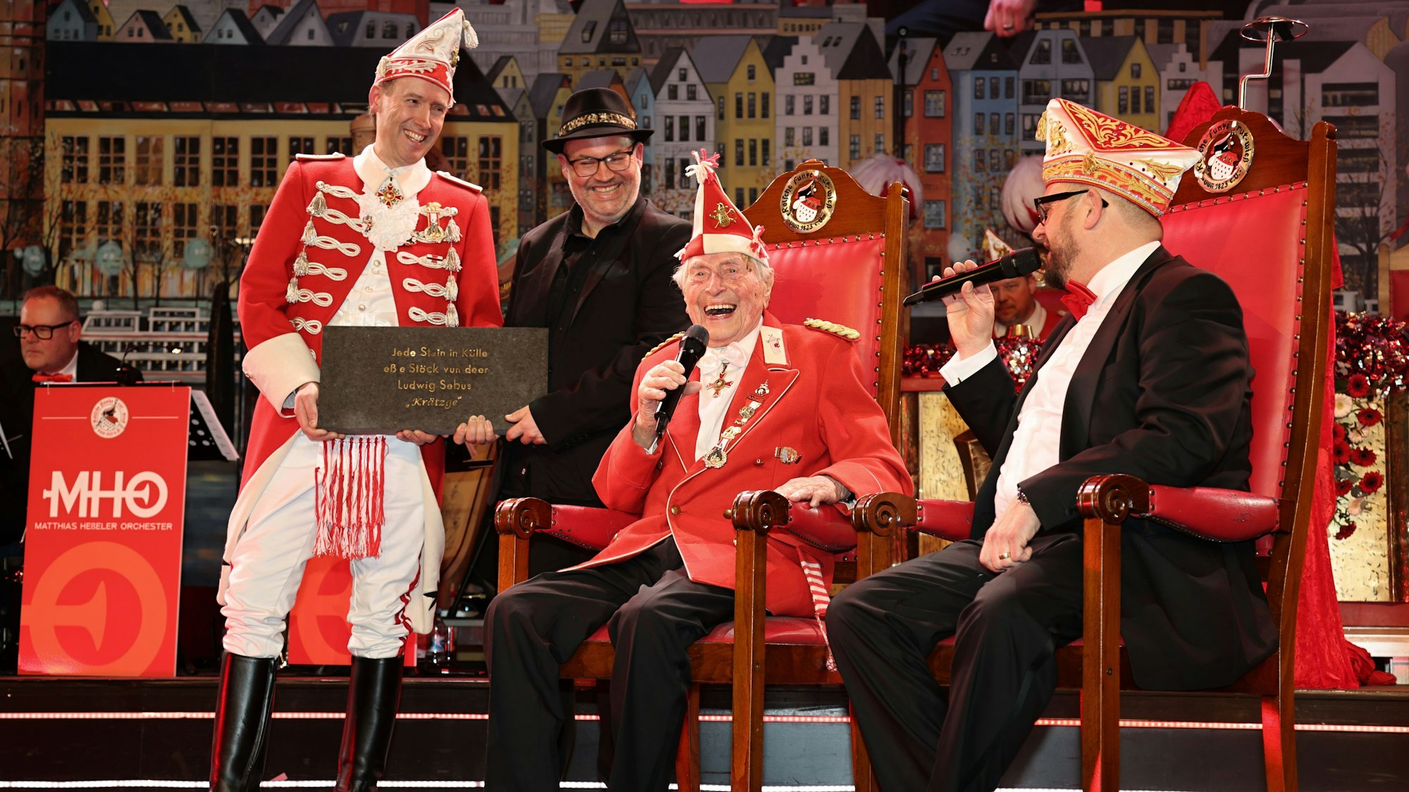 Ludwig Sebus erhält einen Stein.