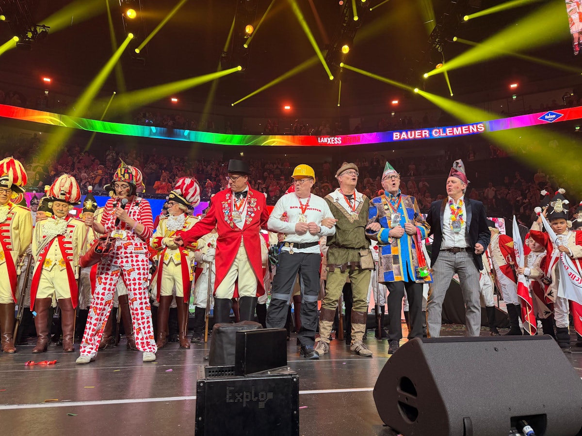 Torsten Burmester auf der Bühne der Lanxess-Arena.