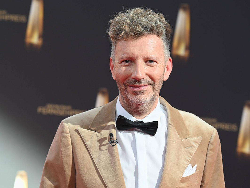 Moderator Thorsten Schorn in Anzug mit Fliege